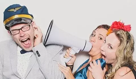 Invités utilisant des accessoires de fête
