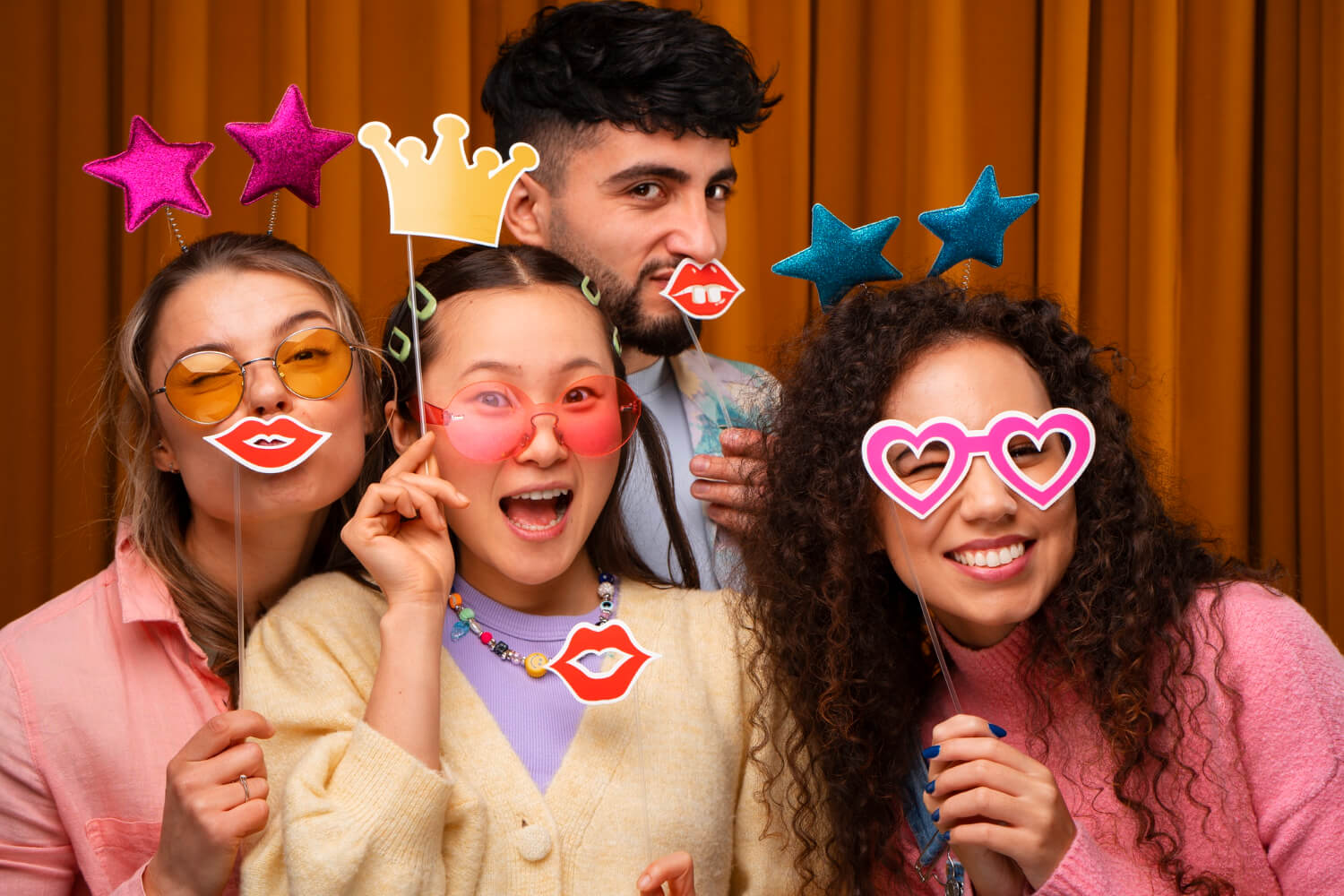 groupe amis avec accessoires photobooth lunettes etoiles et couronne