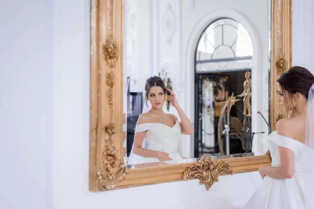 Mariée devant un miroir photobooth