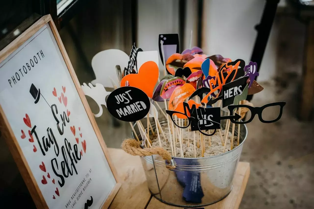 Accessoires photobooth sur une table de réception