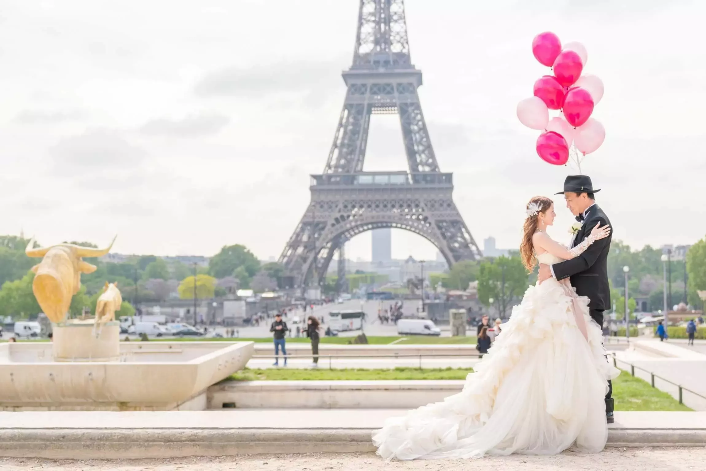 Couple devant la tour Eiffel à Paris